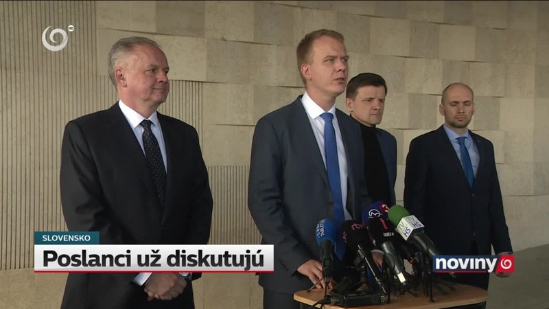 Poslanci už diskutujú