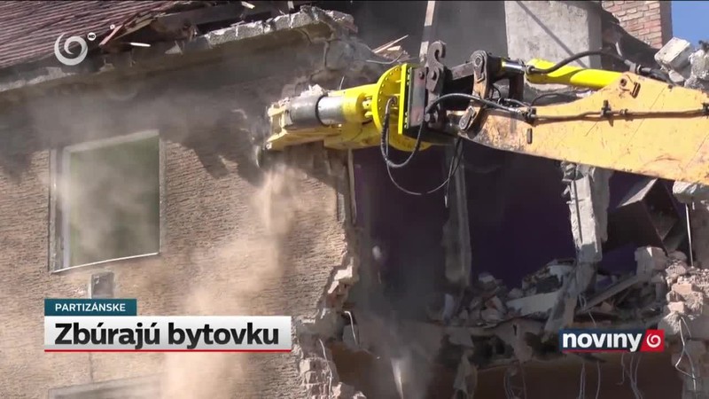 Zbúrajú bytovku