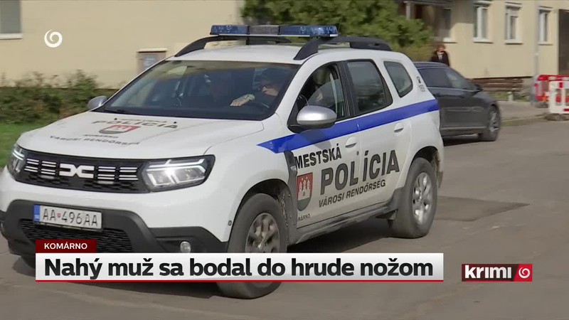Nahý muž sa bodal do hrude nožom