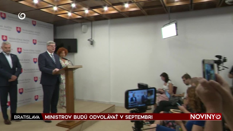 MINISTROV BUDÚ ODVOLÁVAŤ V SEPTEMBRI