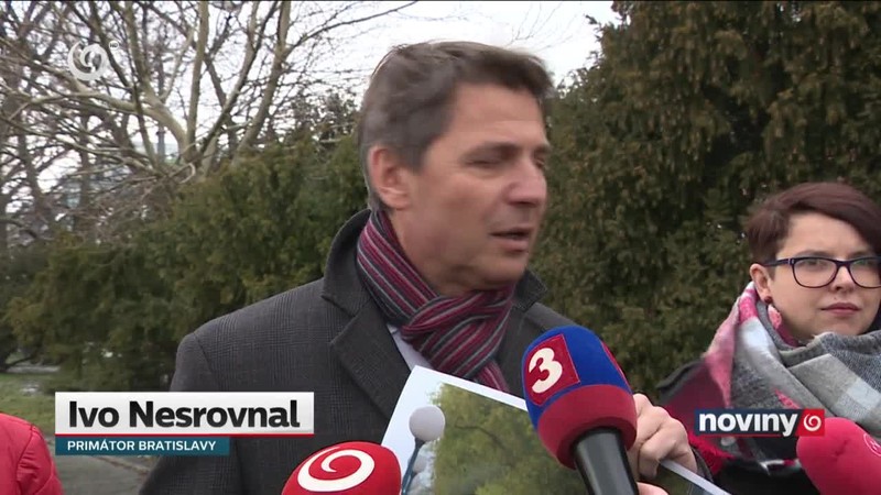Cyklisti a chodci na promenáde