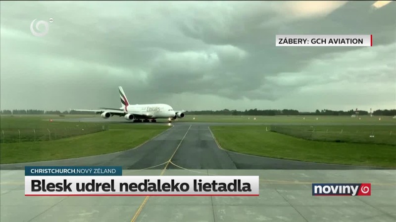 Blesk udrel neďaleko lietadla