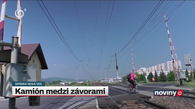 Kamión medzi závorami