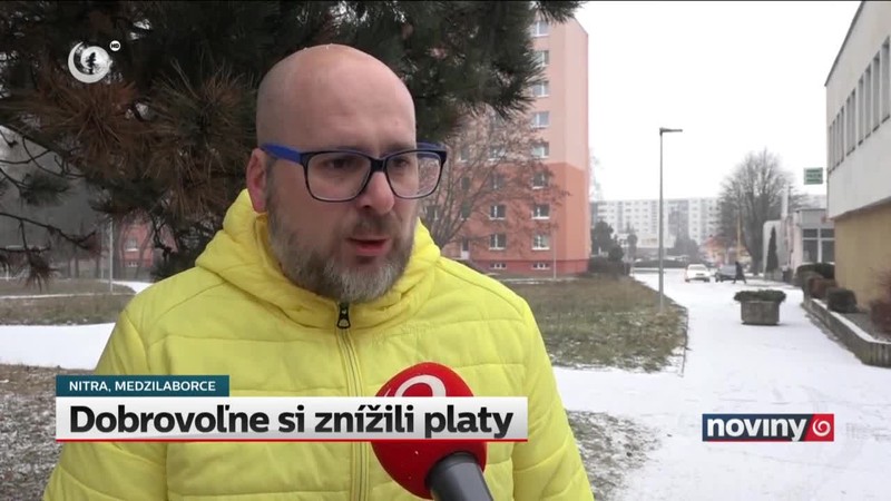 Dobrovoľne si znížili platy