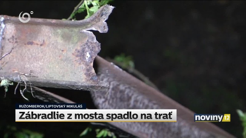 Zábradlie z mosta spadlo na trať