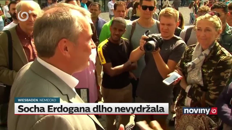 Socha Erdogana dlho nevydržala