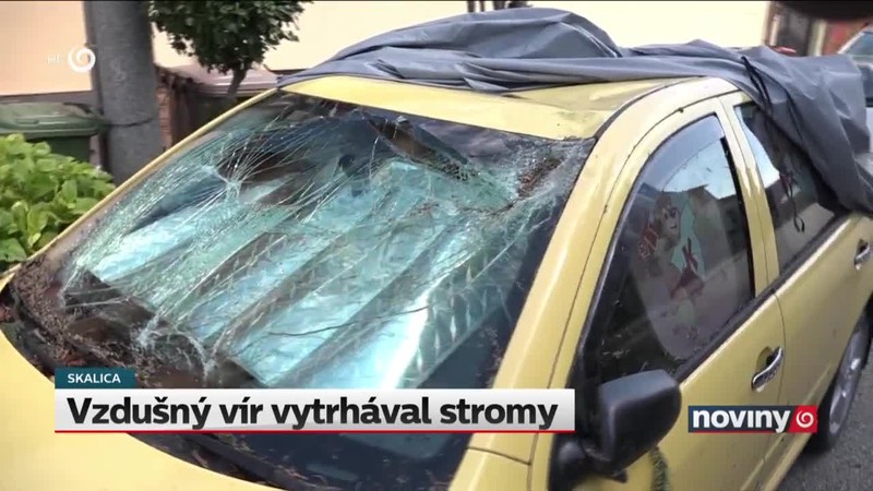 Vzdušný vír vytrhával stromy