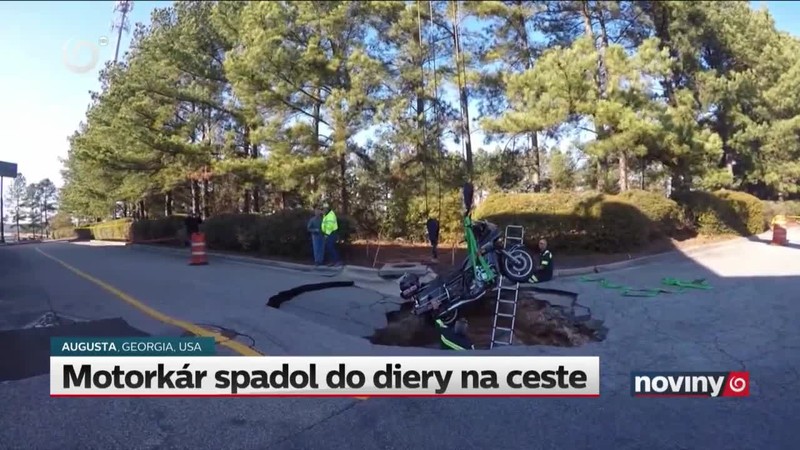 Motorkár spadol do diery na ceste