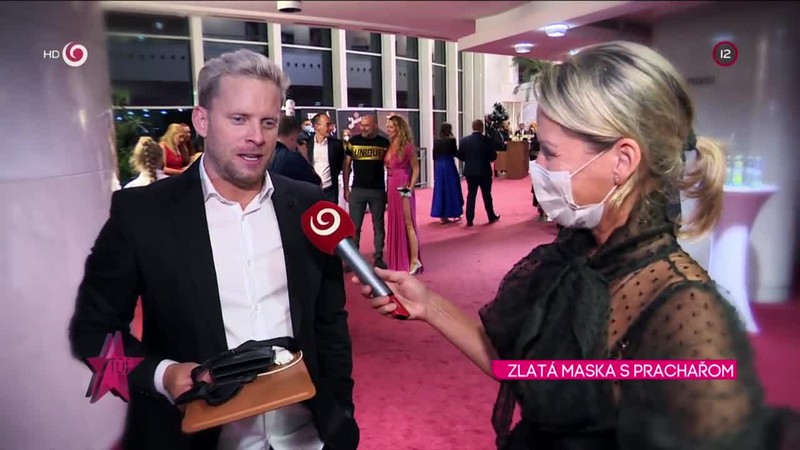 ZLATÁ MASKA S PRACHAŘOM