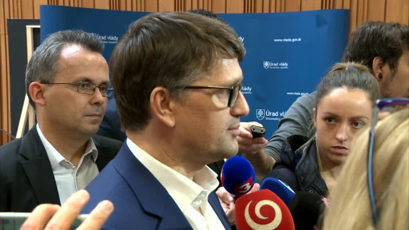 Minister financií Kažimír hovorí, že Smer otvoril okná a začína vetrať