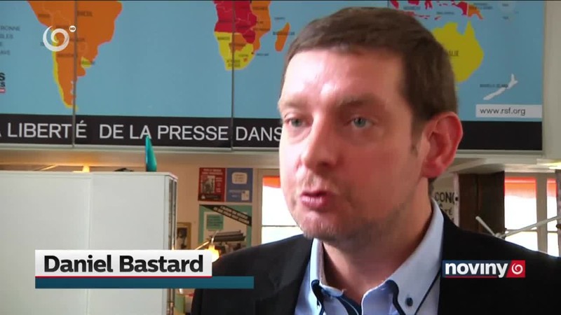 Novinárov odsúdili na 7 rokov basy