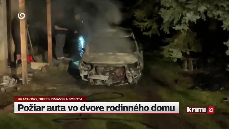 Požiar auta vo dvore rodinného domu