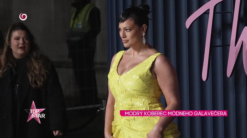 modrý koberec módneho galavečera