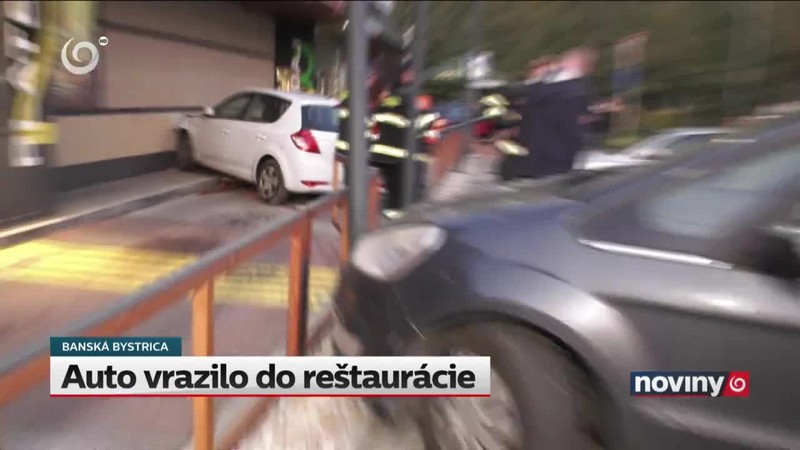 Auto vrazilo do reštaurácie