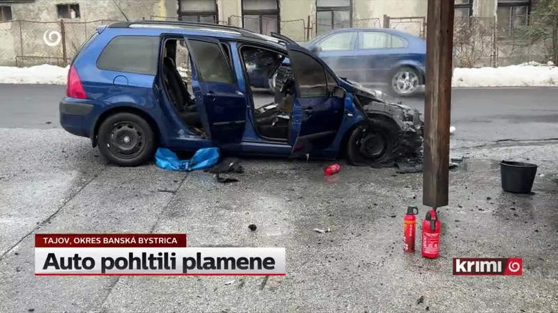 Auto pohltili plamene