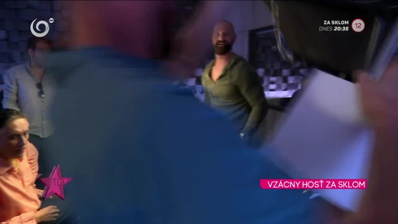 VZÁCNY HOSŤ ZA SKLOM