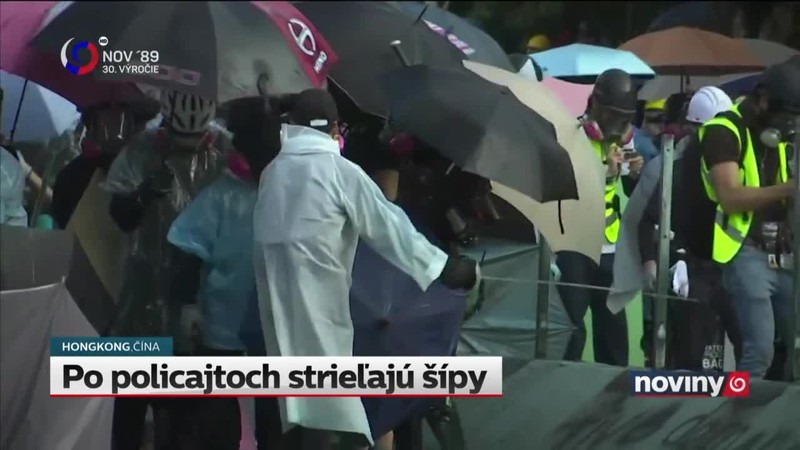 Po policajtoch strieľajú šípy
