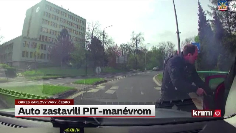 Auto zastavili PIT-manévrom