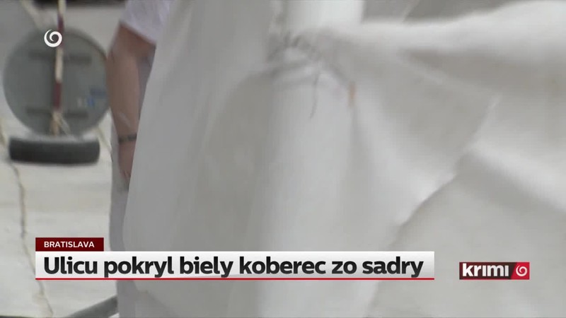 Ulicu pokryl biely koberec zo sadry