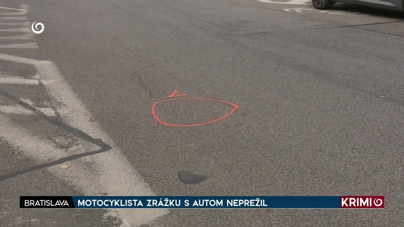 MOTOCYKLISTA ZRÁŽKU S AUTOM NEPREŽIL