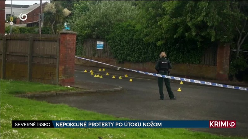 NEPOKOJNÉ PROTESTY PO ÚTOKU NOŽOM