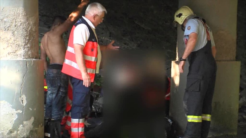 Auto preletelo ponad rieku a zrútilo sa. Vodič pád neprežil