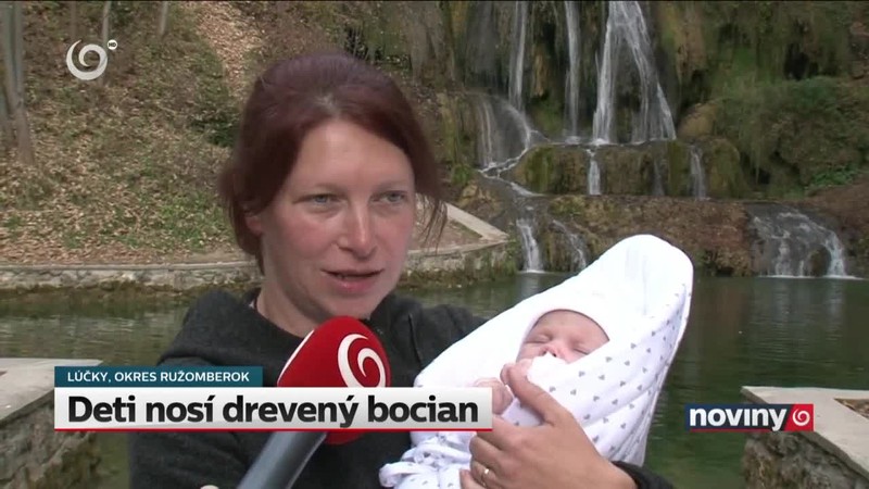 Deti nosí drevený bocian