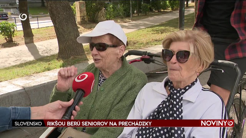 RIKŠOU BERÚ SENIOROV NA PRECHÁDZKY