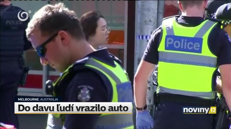 Do davu ľudí vrazilo auto