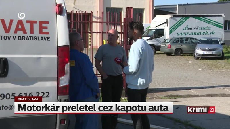 Motorkár preletel cez kapotu auta