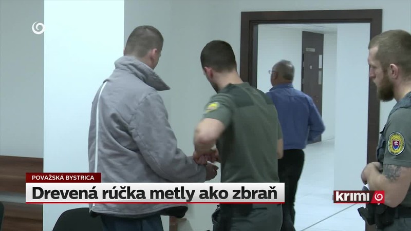 Drevená rúčka metly ako zbraň