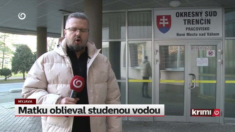 Matku oblieval studenou vodou