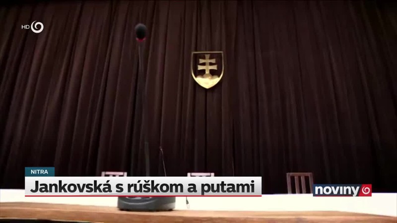 Jankovská s rúškom a putami