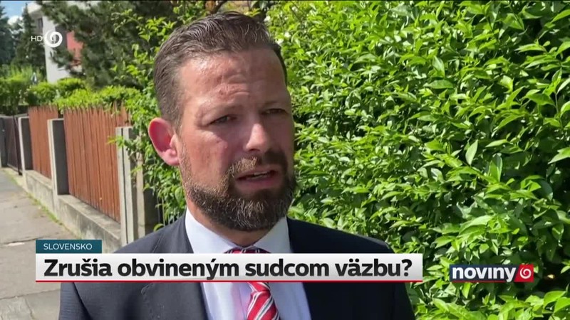 Zrušia obvineným sudcom väzbu?