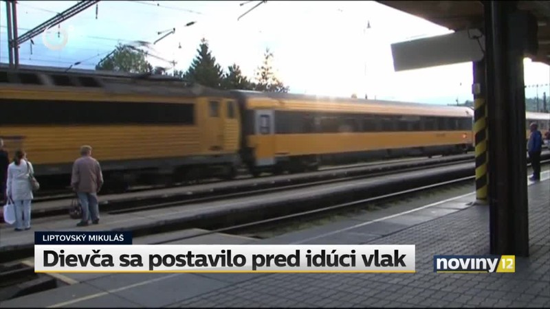 Dievča sa postavilo pred idúci vlak