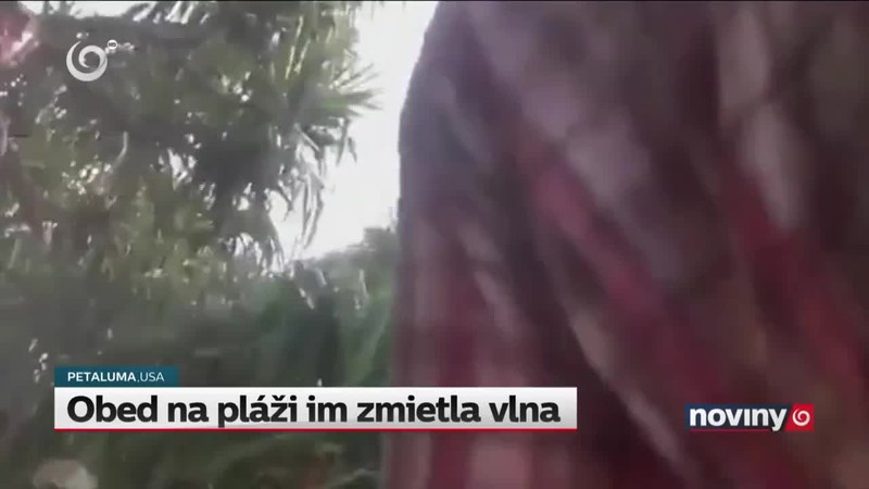 Obed na pláži im zmietla vlna