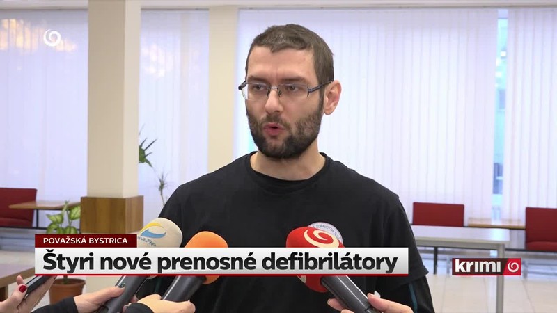 Pohrebné auto s truhlou vo vnútri
