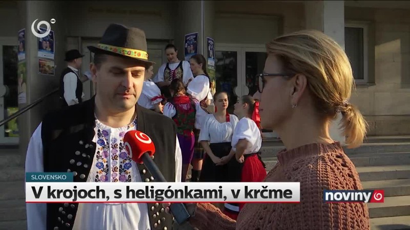 V krojoch, s heligónkami, v krčme