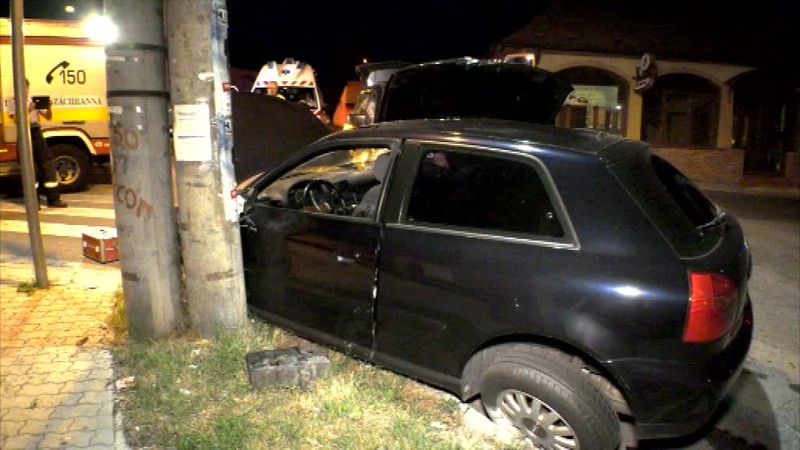 Nedal prednosť v jazde. Po silnom náraze skončili autá narazené na stĺpe