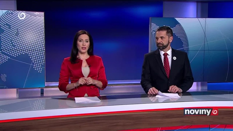 Kamión "visel" nad domom