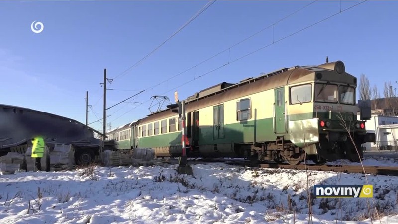 Zrážka kamióna a osobného vlaku