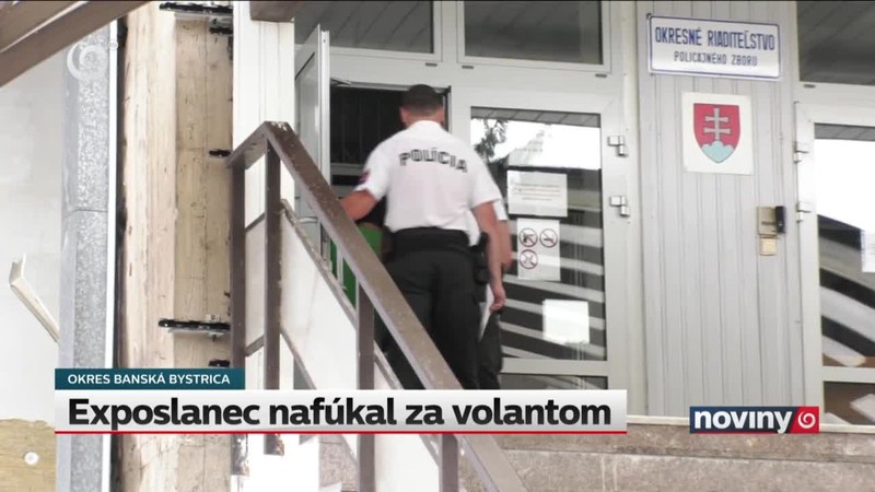 Exposlanec nafúkal za volantom
