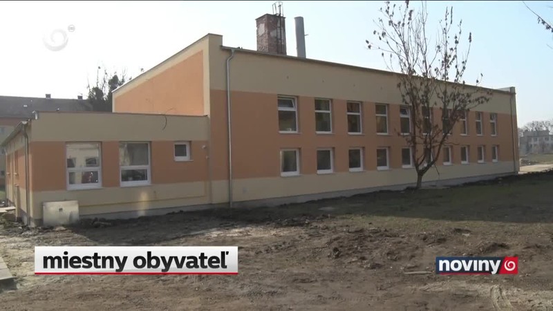 Ples ukončil pád stropu