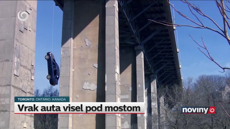 Vrak auta visel pod mostom
