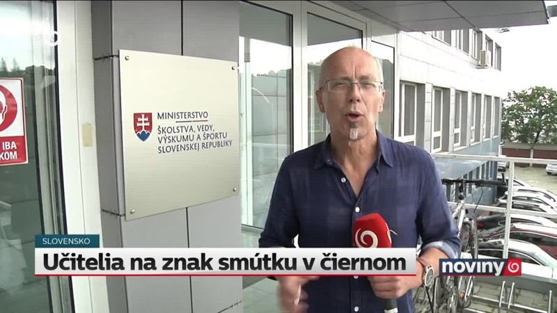 Učitelia na znak smútku v čiernom