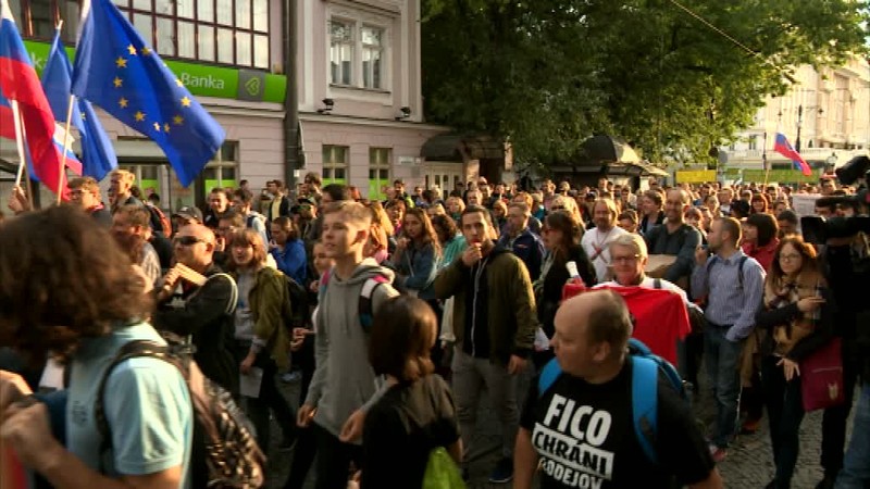 Bratislavou pochodovali ľudia proti korupcii. Naďalej žiadajú hlavu Kaliňáka
