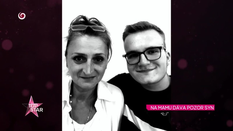 NA MAMU DÁVA POZOR SYN