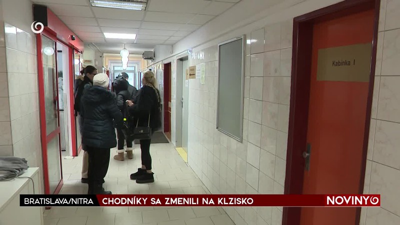 CHODNÍKY SA ZMENILI NA KLZISKO