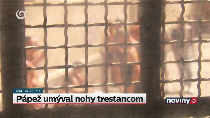 Pápež umýval nohy trestancom