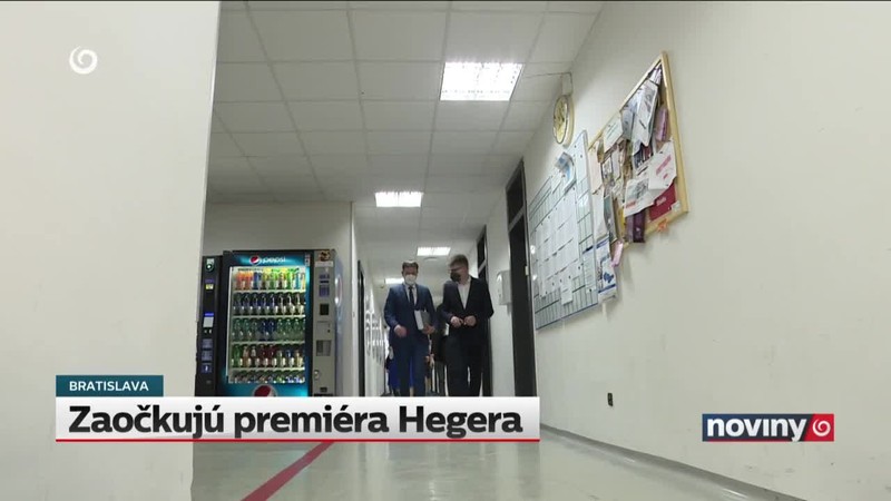 Zaočkujú premiéra Hegera